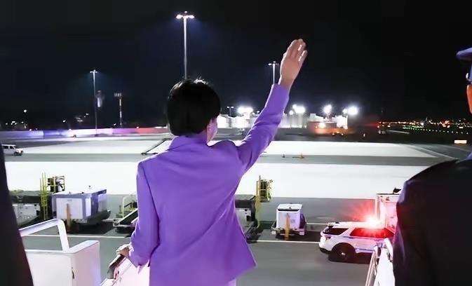 高市早苗到纽约，舱门一开，挥手动作先出去了，结果舷梯下空空荡荡，美方高级官员一个没来，连红毯都没有。