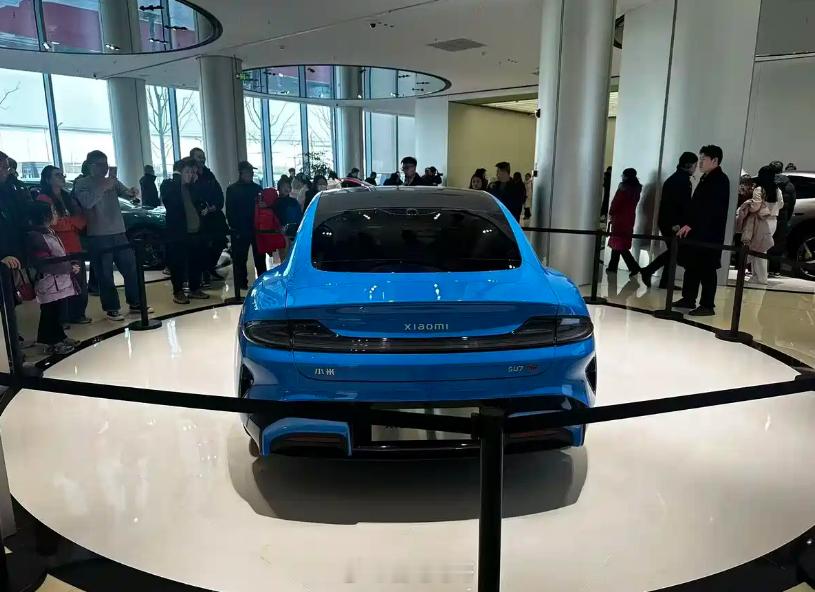 雷总之前说预计2月13日到店，没想到现在就已经提前到线下门店了展厅中的这一辆新一