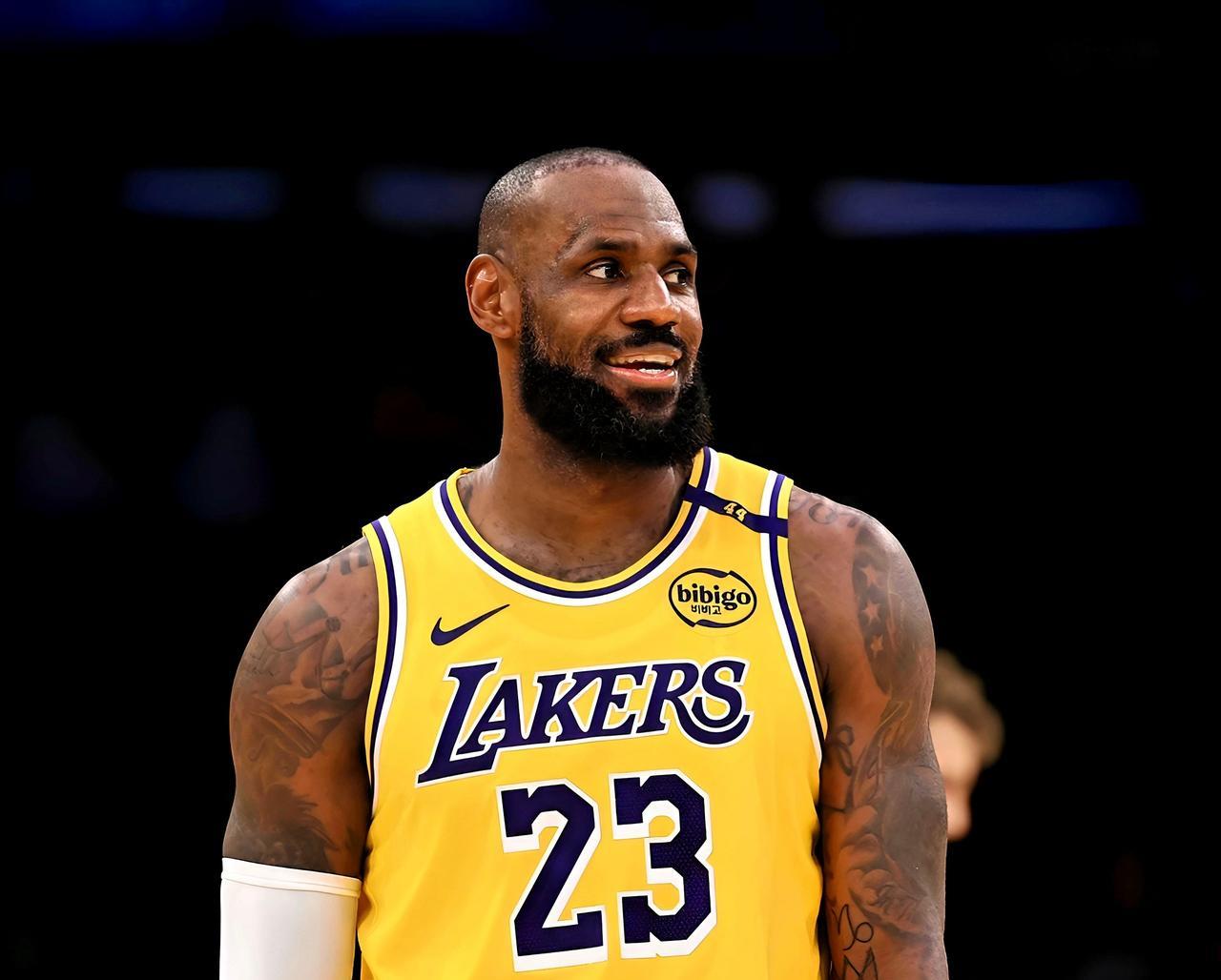 詹姆斯还在犹豫不决啊！今日，据记者DaveMcMenamin报道，据接近詹