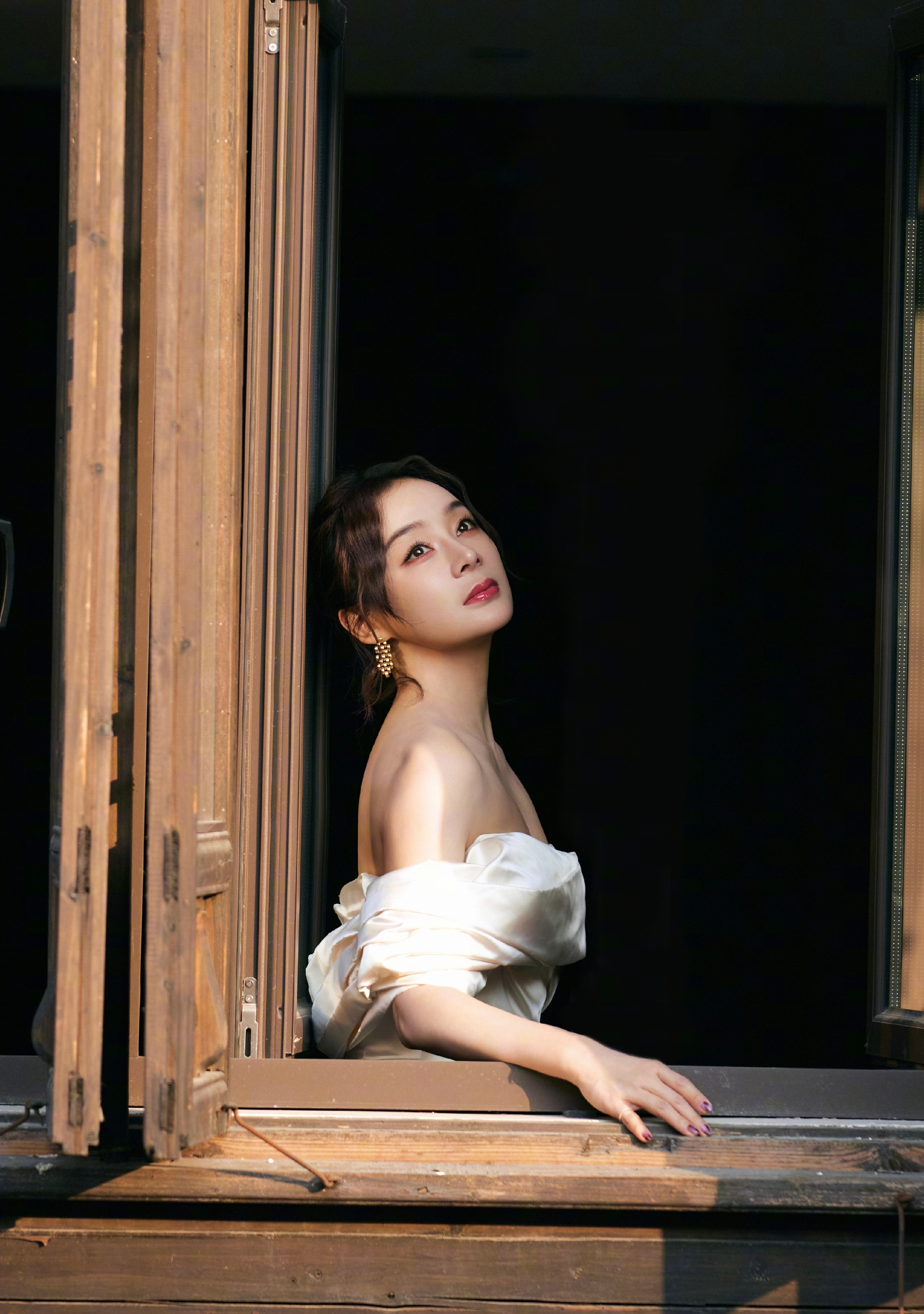 袁姗姗白缎一字肩礼服，垂坠的缎面衬得肩颈线条如天鹅般优雅，极简剪裁却自带高光