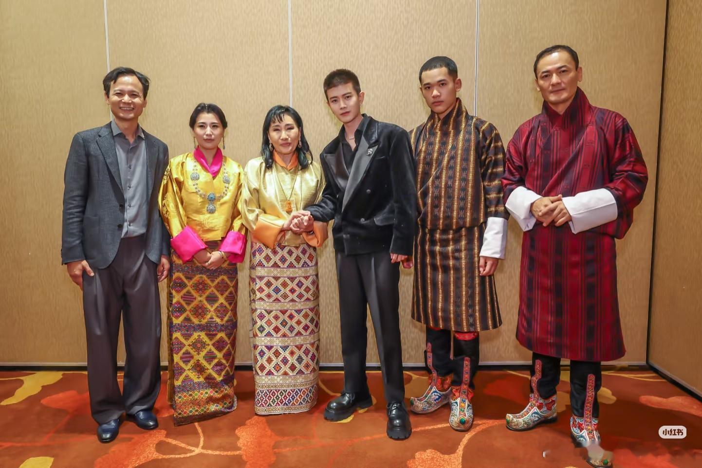 任嘉伦和不丹皇室全席合影留念左1新加坡星岛善萌创始人郑总，左2不丹公主，左3不丹