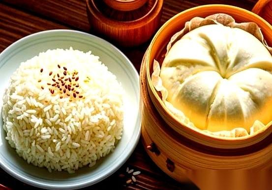 真的，我快笑死了。一个加了黄油、撒了糖霜的欧包，热量比馒头还高，一群人拿着它当