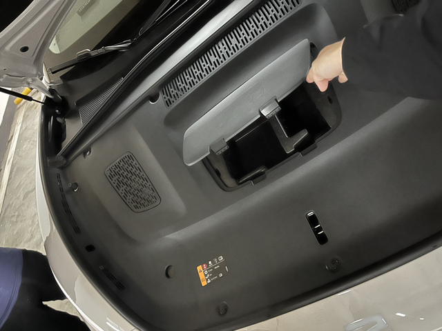 这前备箱打开给我整自闭了一直习惯特斯拉超大前备箱，球拍，书，露营装备都放里面，