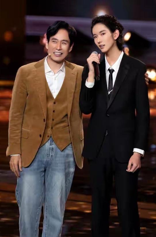 演员成泰燊，他儿子叫成炫忱，2008年出生，现如今已经正式踏入演艺圈发展。小时候