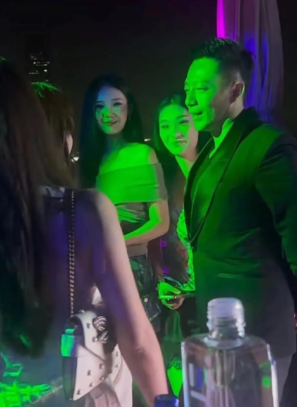 汪憨憨还站在那聊天呢，人家把老婆掳走了都不知道！[捂脸哭]汪小菲和马筱梅参加朋友