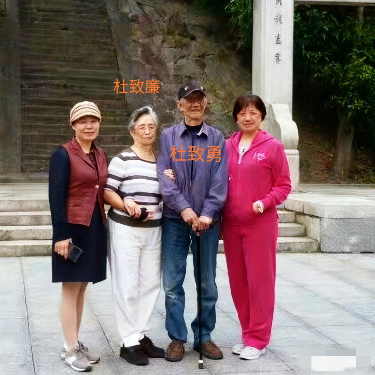 2016年，杨振宁妻妹杜致廉、小舅子杜致勇，来到南宁昆仑关参观，一张罕见的合影，