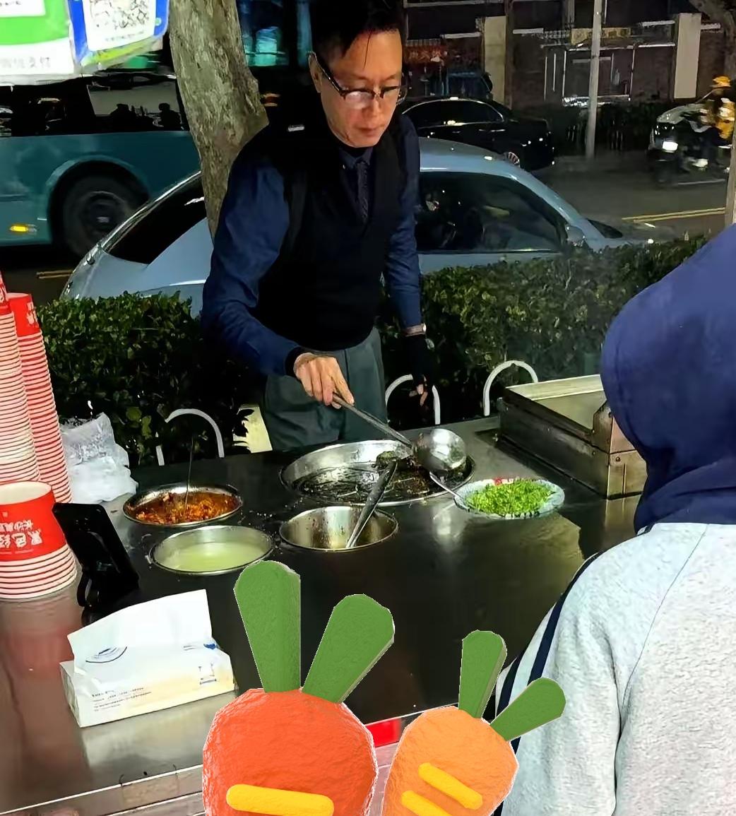 今天在青岛街头看到的一幕,我估计这辈子都忘不了。一个穿着全套西装、打着领带的大