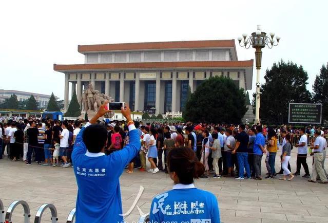 伟人之根在中国，何须拘泥于一隅？最近，一些人提出将伟人的遗体迁回故里安葬