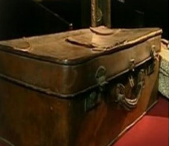 毛主席百年诞辰，当记者带着一箱子物品找到李敏时，说这是你母亲特意托付要交到你手里