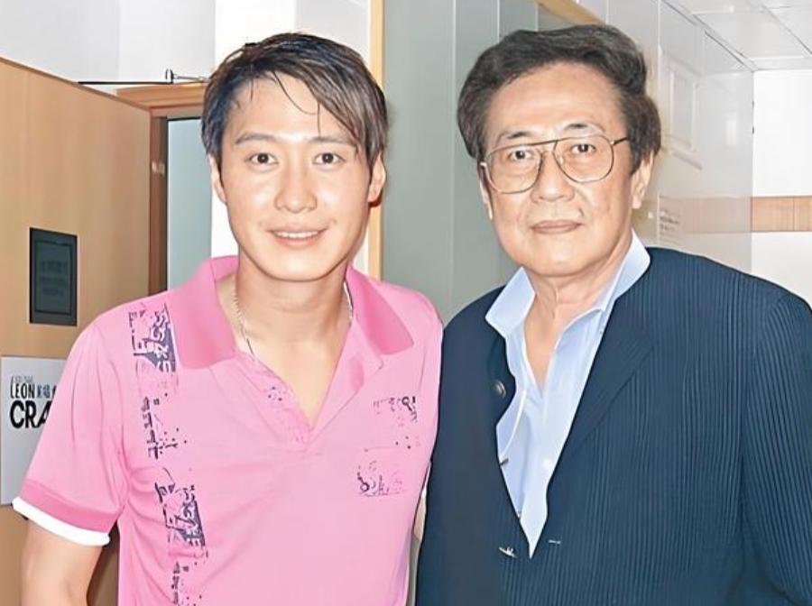 1993年，黎明的父亲得了肠癌末期，黎明发誓，如果父亲能康复，愿意用一生的时间去