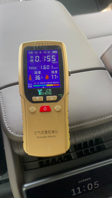 刚买的蔚来ES7，后尾灯有雾水珠，销售和我说尾灯连接处有小孔，进水正常，难道说以