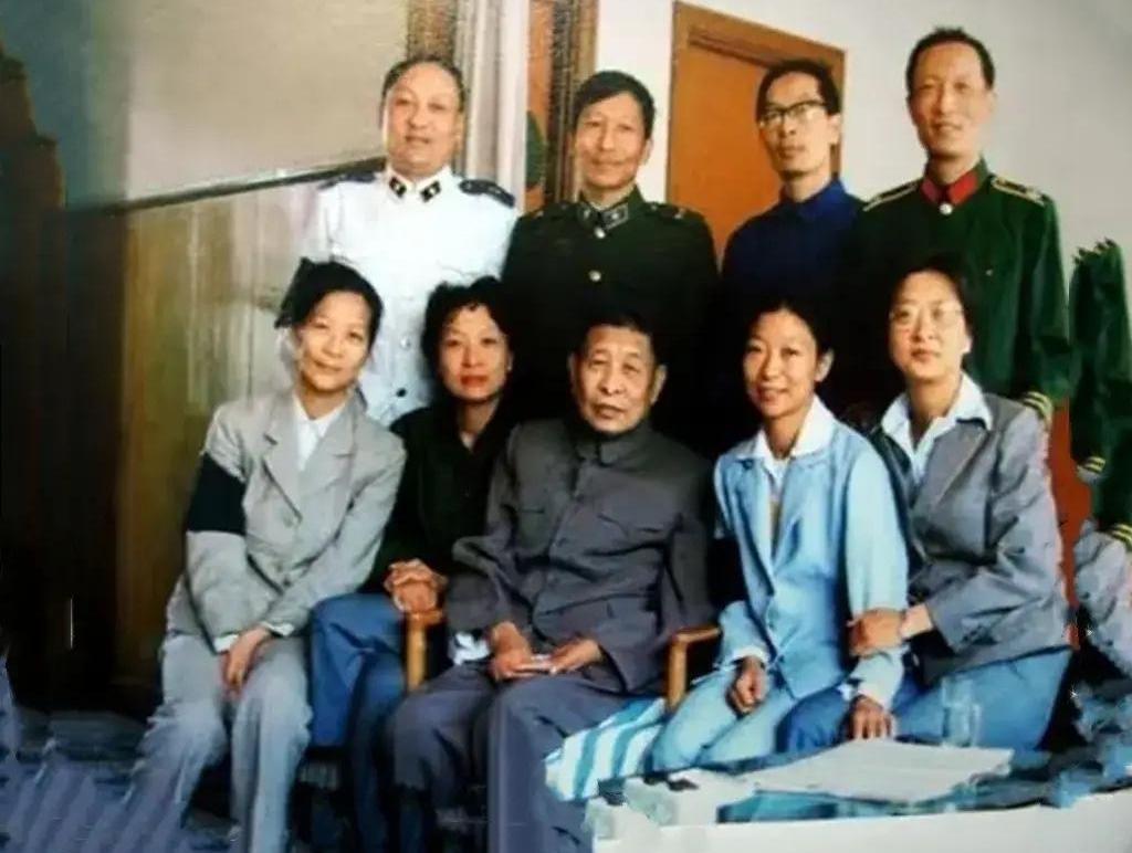 说起柯蓝，很多人第一反应是《人民的名义》里那个不苟言笑的陆亦可。她身上那股子正
