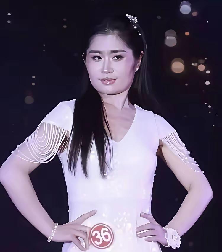 选美比赛，辽宁地区的总冠军的这个小姐姐，这样的长相也能拿个第一名，这是欺负咱们辽