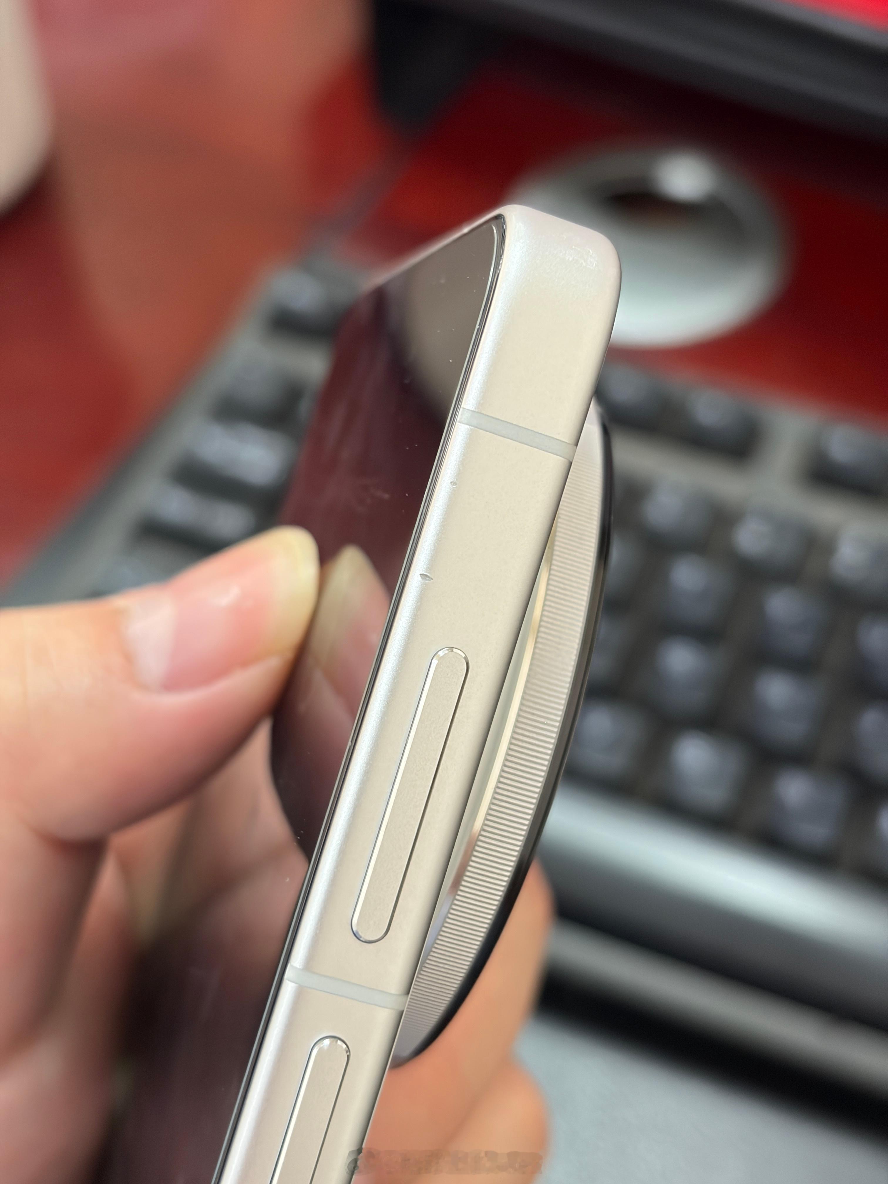 裸奔vivoX300Ultra才这么久已经一圈磕碰了这铝合金框框还是不耐摔