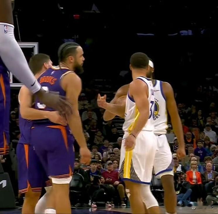 脸皮真的无敌！狄龙谈被骂：“我刚被勒布朗的粉丝骂完。”“然后又被库里的粉