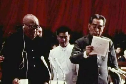 1975年，周总理最后一次做政府报告，89岁的朱老总非要站立作陪，周总理病魔缠身