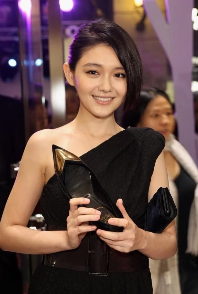 我觉得大s真的很要强，但是内里又很传统。娱乐圈很多女明星有孩子也离婚的，离婚后反而事业更上一层楼！像