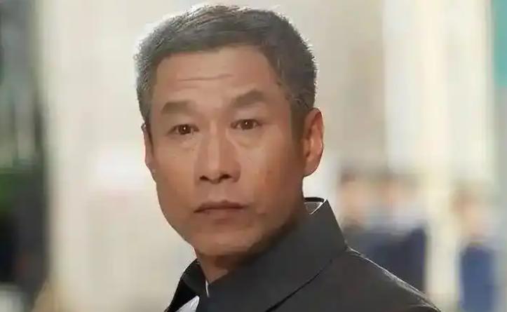 2005年，北京，刘佩琦哥哥病逝，16岁侄子刘伟无人照料，他心一软直接接回家当亲