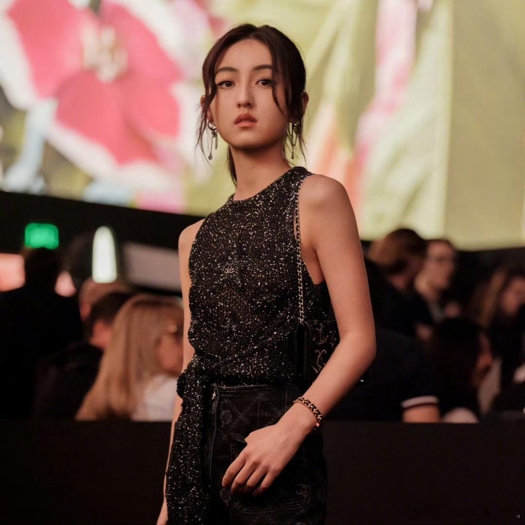 我们00🌸是真的起来了，目前格局是一超四强一超:张子枫（华表影后，金鹿影后，