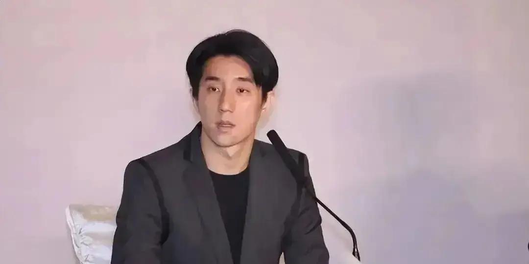 成龙想飞去加拿大看孙女，机票都差点订好，结果儿子那边把门一关，连玩具都给退回来，