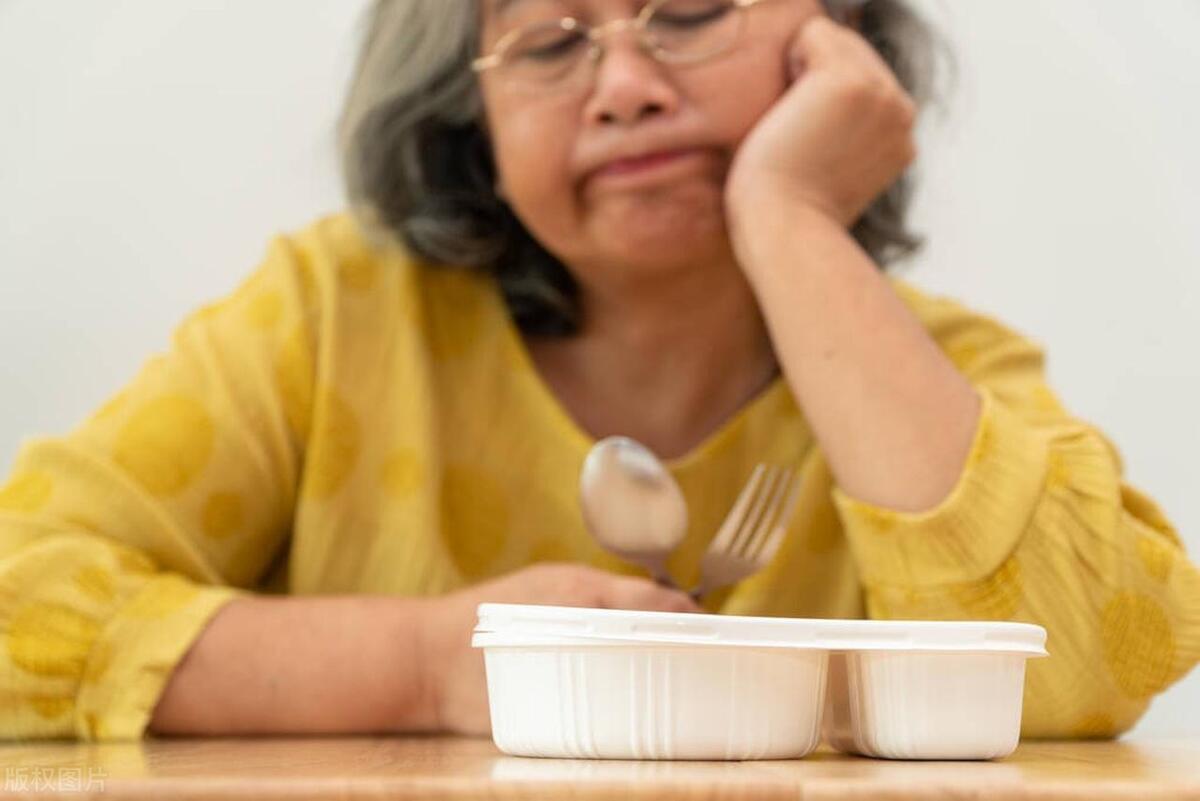 我婶子觉得自己儿子一等一的好，谁都配不上他，所以她对儿子自己找的媳妇一百个看不顺