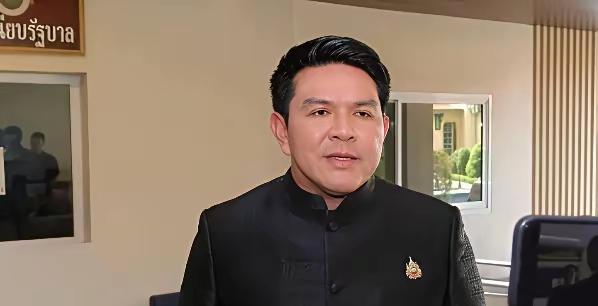 泰国旅游与体育部长素拉萨公开表示，泰国欢迎遵守当地法律、尊重本土文化的各国游客，