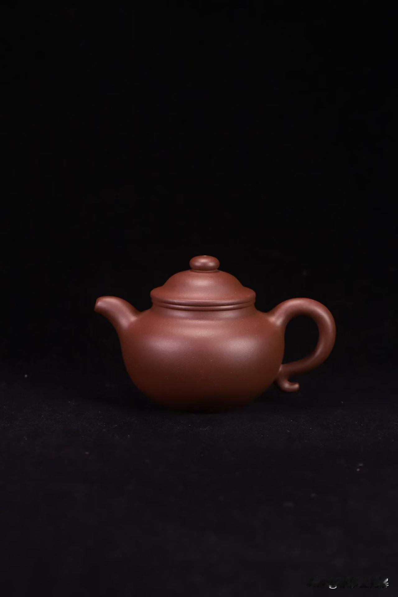 紫砂壶到底好在哪？老茶客和新手的一次对话周末下午，小刘拎着两把紫砂壶来找老陈，