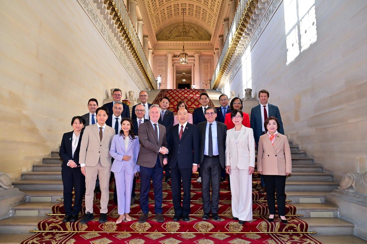 感觉韩国瑜一行人跑到欧洲就是为了拍个照来进行交差，毕竟这会也开得太随意了，但是在