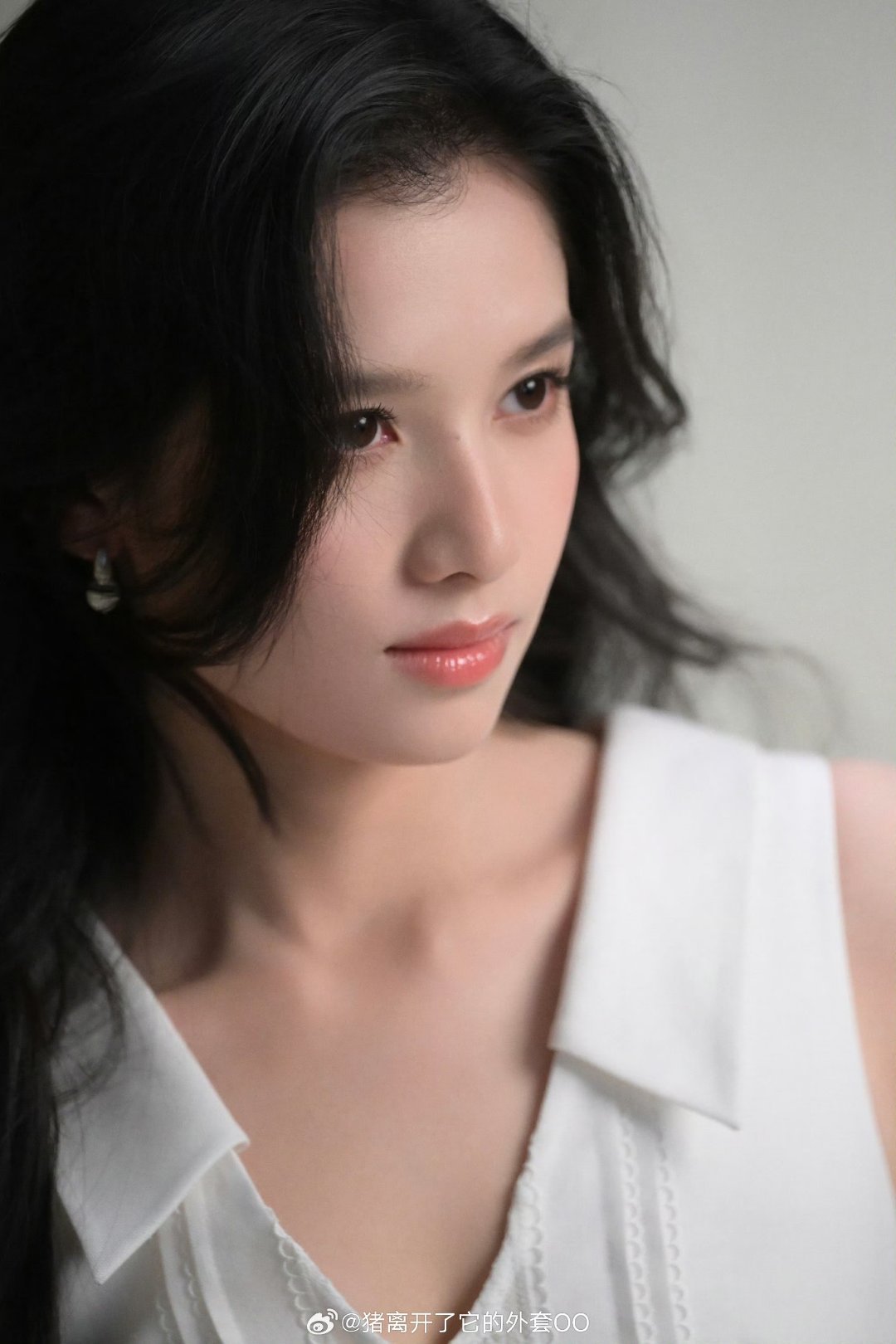 张婧仪商务大片花絮，黑长直大波浪都好美！！温柔典雅姐姐接个都市剧好吗