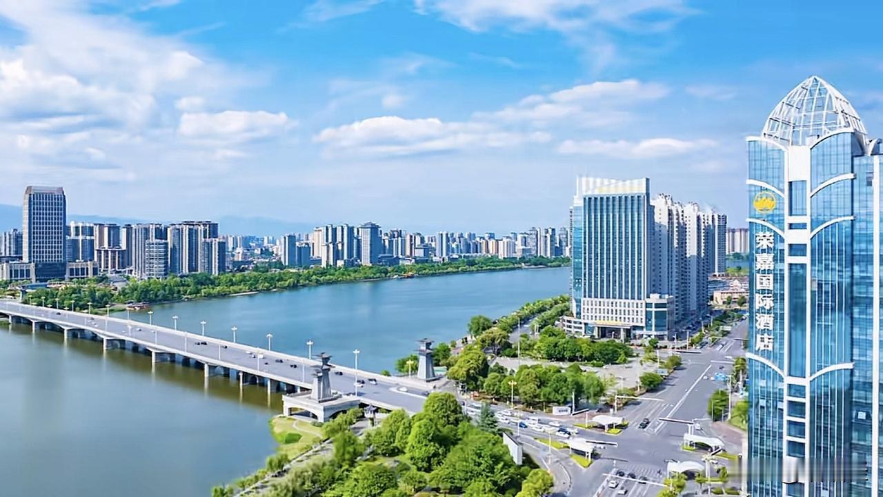 汉中今年不出意外，GDP应该能破2000亿元，超越关中的渭南不是问题。在陕西大