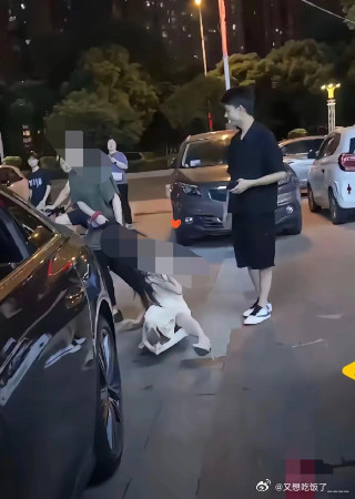 果然还是男人最懂男人湖南长沙原配打小三的视频火了，我打趣的问我老公，你说这渣男