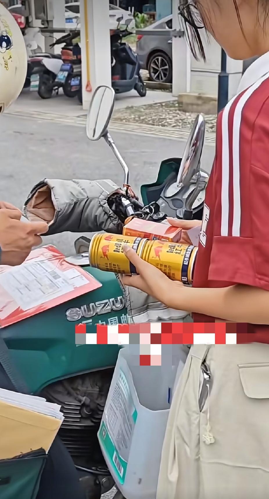 邮递员上门送来了高考录取通知书，女孩的一个举动，让邮递员大叔瞬间感动了。这些