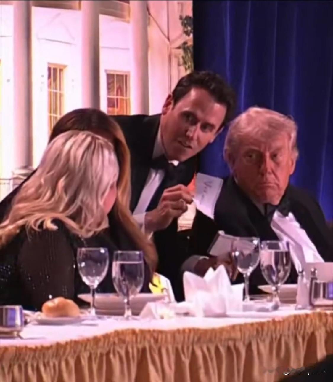 纸条上写了什么？白宫发生枪响时候，一名心灵魔术师正在揭晓谜底，特朗普夫人梅拉尼娅