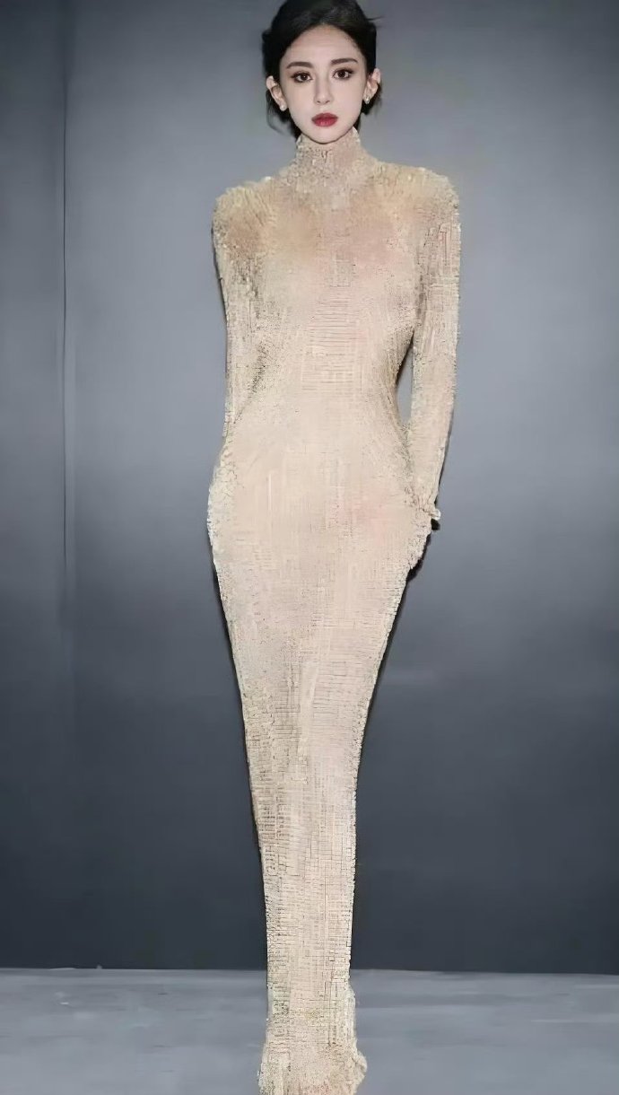 娜扎好会穿啊，一件普通的毛衣裙穿上去显得好高级，这身材绝了​​​