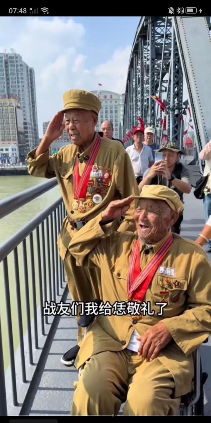 为了迎接志愿军英烈遗骸回家，三名参加过抗美援朝的老志愿军战士在亲人的陪同下从山东