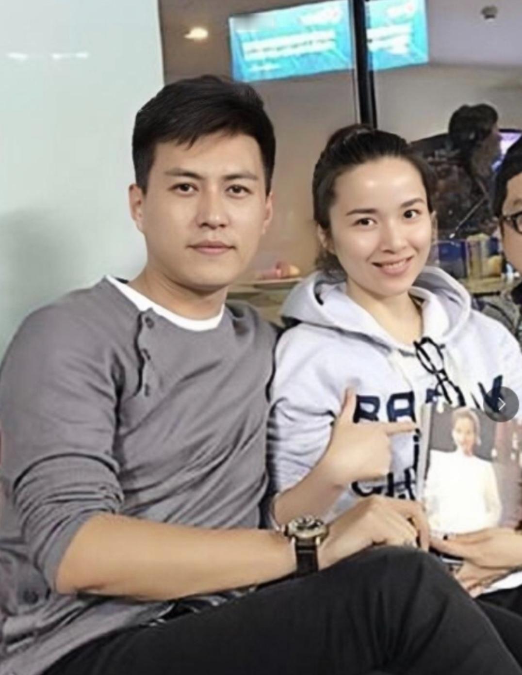 靳东夫妇：低调中的美好近日，靳东与媳妇一同露面，瞬间吸引众人目光。他媳妇颜值