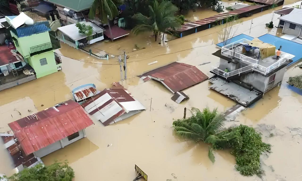 东哥先生又被狼惦记上了最近菲律宾多地区是暴雨不断，大风猛烈，桥毁房塌，几百万人