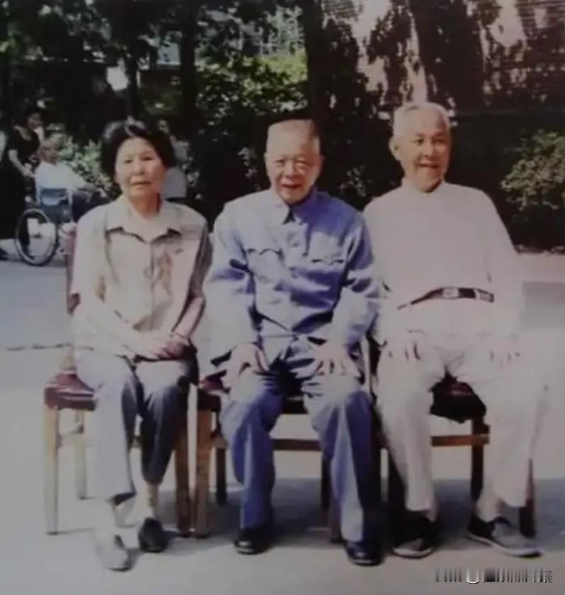 1997年5月，三位老将军在西安的合影，居中者为原空军副司令员罗元发中将，右侧为