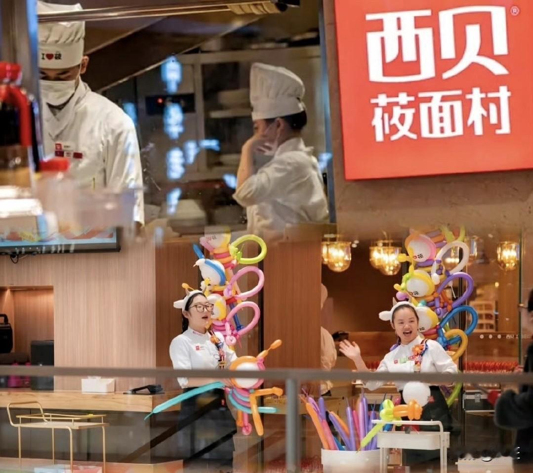 人民日报在1月18日至20日连续发布三篇评论文章，指出西贝关店事件的核心并非预制