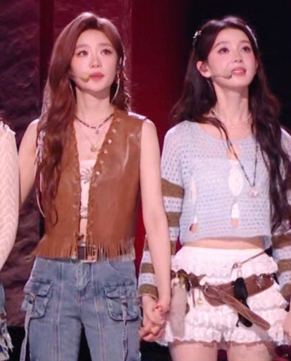 浪姐二公直播张月陈瑶这个牵手摸头好萌