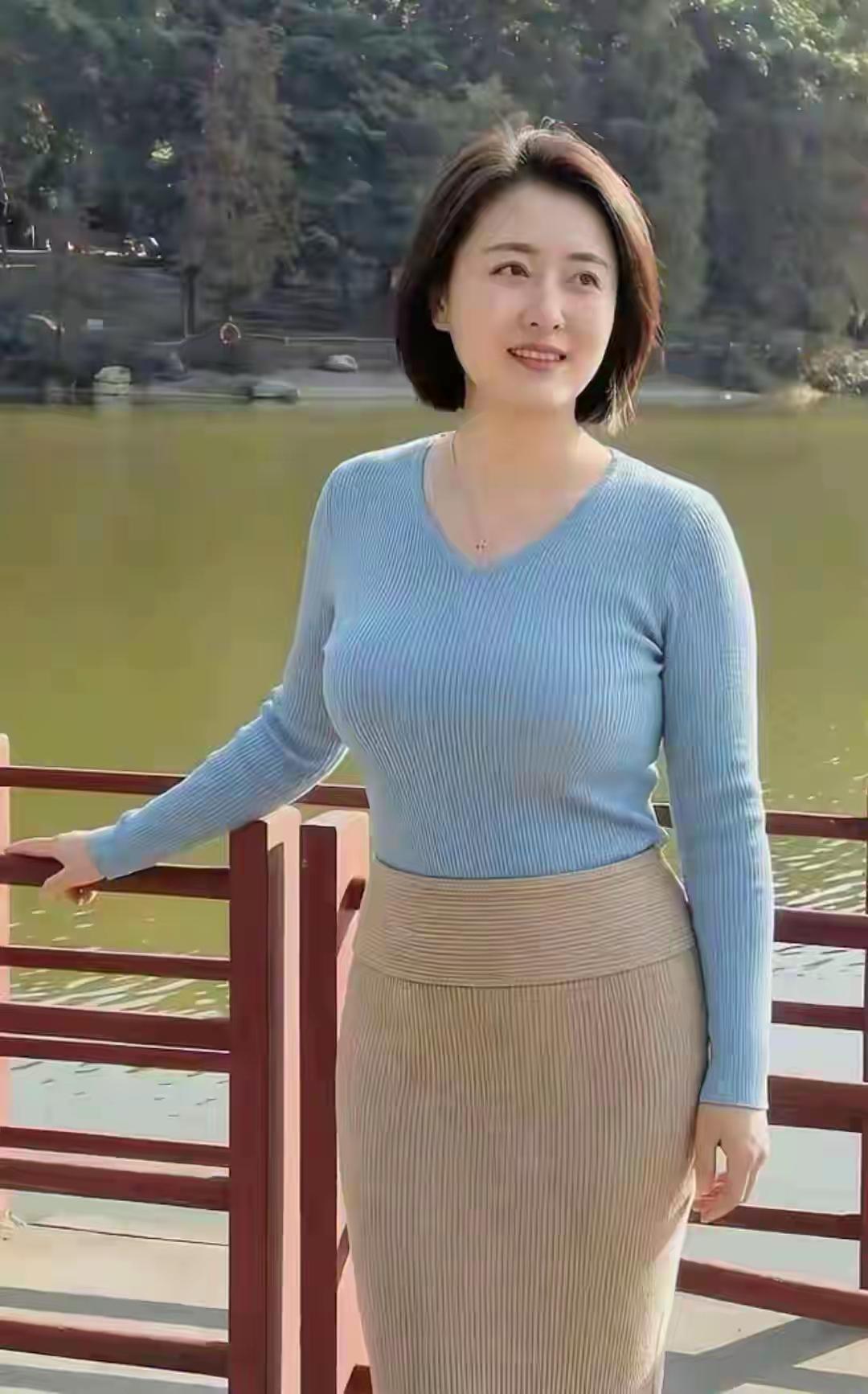 50岁年纪的阿姨依然还这么美着实让人模糊！关键体态丰满的身姿依旧圆滑富态！正