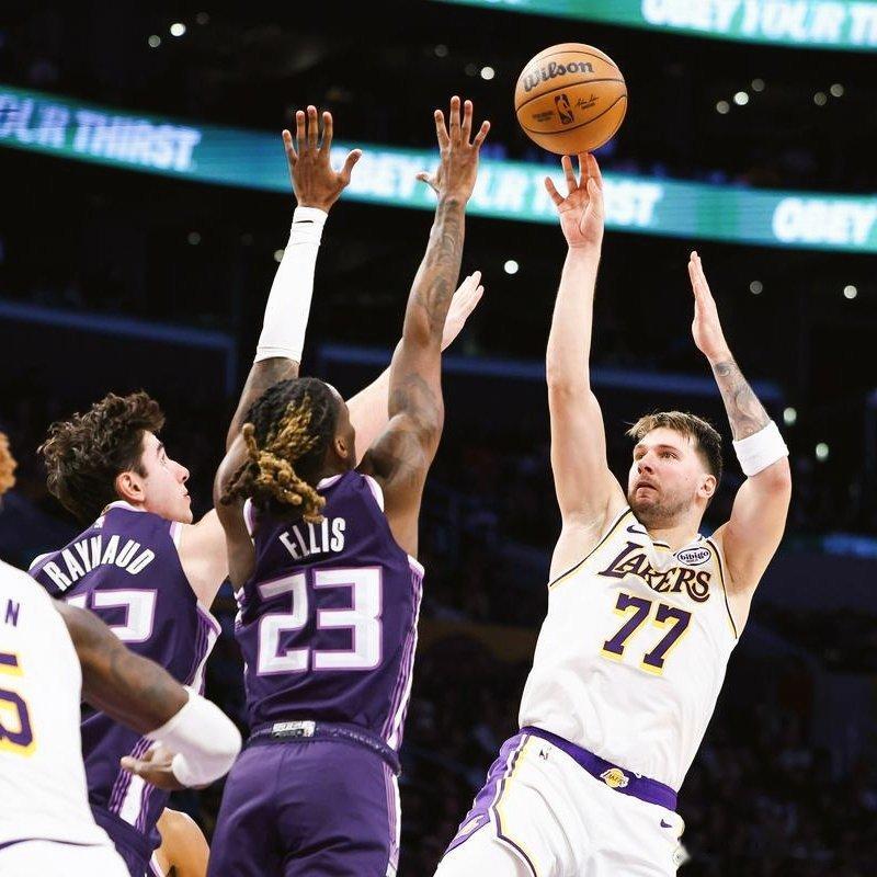 东契奇谈及湖人如何借这场胜利乘势而上时说道：“就照着今天这么打，为彼此而战，全力