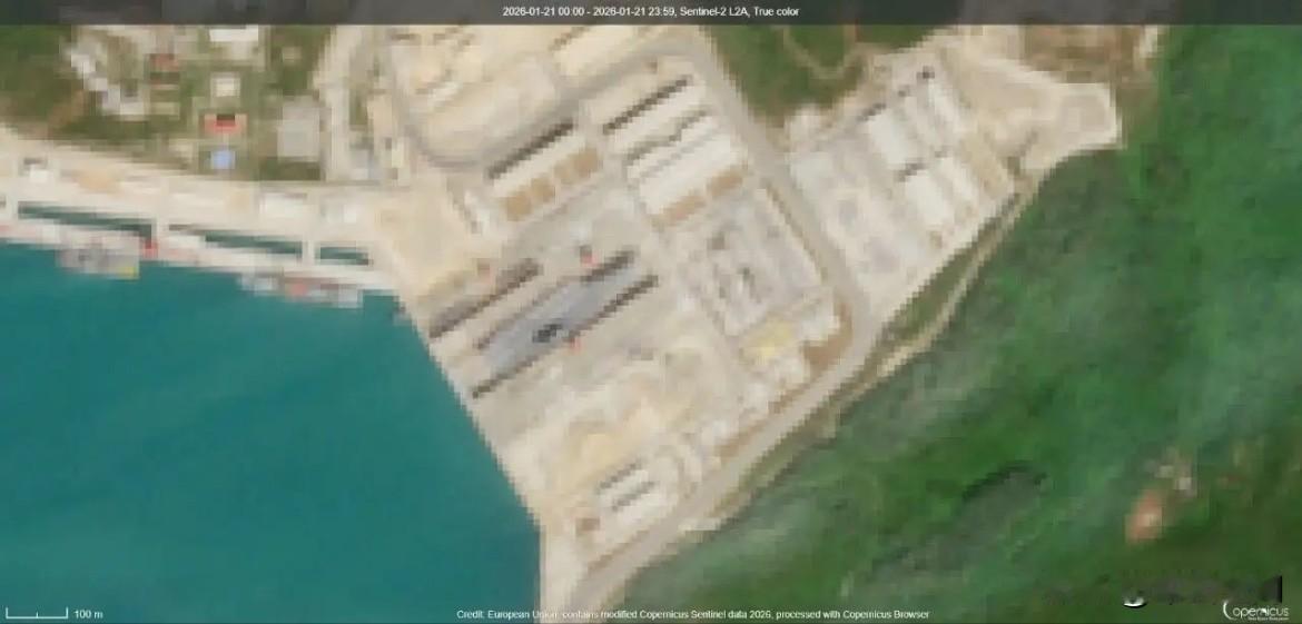 山东号航母进入干船坞，我国又增一航母维护基地。近日，通过某国曝出了图片来看，我