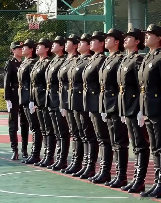如此英姿飒爽、气壮山河的女兵形象，纵观全世界，也没有能与之媲美的吧？