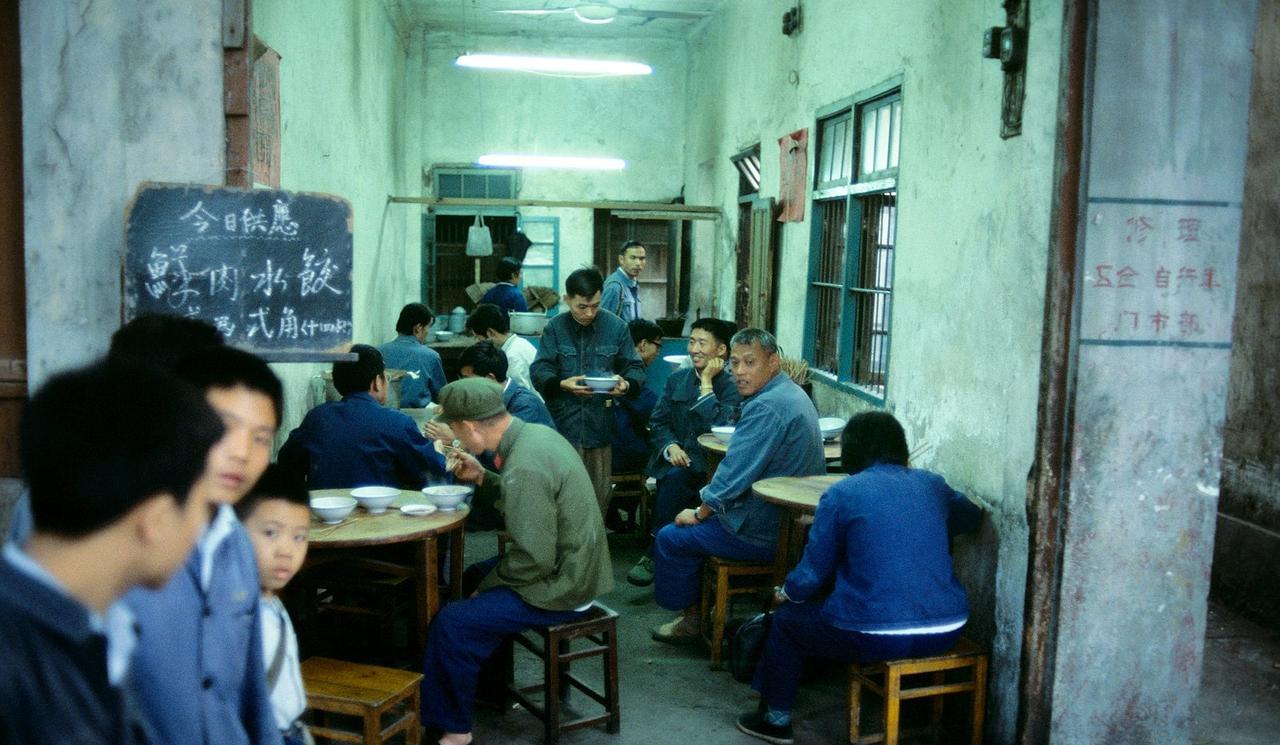 1978年9月，无锡街头一家餐馆，座无虚席。门口小黑板上写着“今日供应鲜肉水饺，