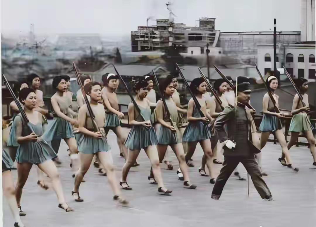 二战后期在东京的这一幕，让人痛心又愤怒。操场上那些身着水手服的女高中生，手握木棍