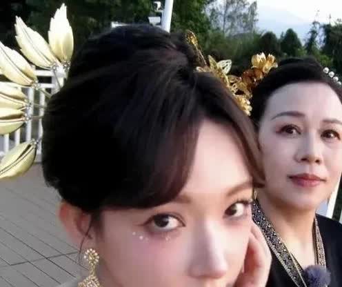 程潇爸妈年轻时候的照片都是窄长脸，五官也是立体度高和眉骨高的那种类型，虽然他们俩
