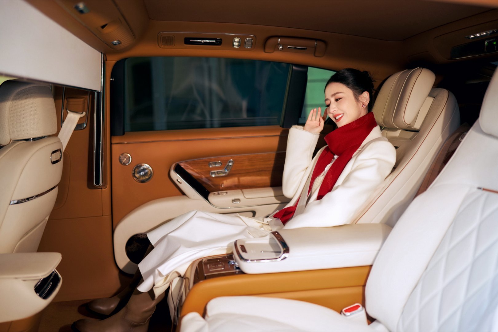 佟丽娅和她的尊界S800～