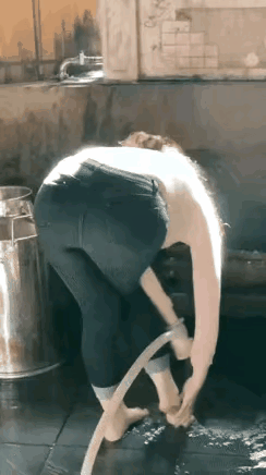 这种身材的女性，从来不会让人失望。微胖，脸必有肉。所以珠圆玉润，看背后就知道