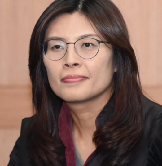 现在睁大眼睛看洪秀柱是个不折不扣的两岸问题模糊者，她来大陆时口号喊的震天响，“我